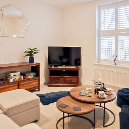 Stunning 2 Bed With Private Patio And Free Parking Villa Cheltenham Exterior foto