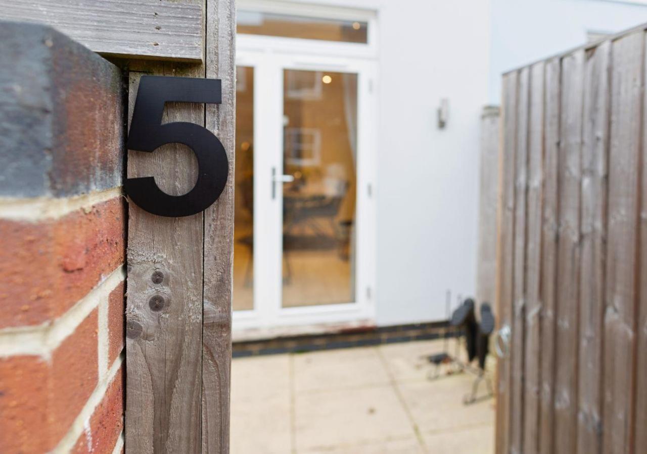 Stunning 2 Bed With Private Patio And Free Parking Villa Cheltenham Exterior foto